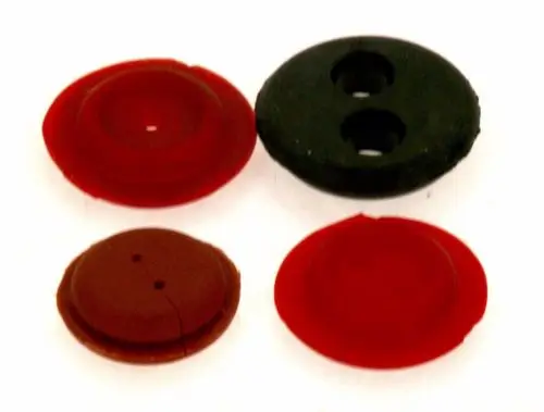 Vier Gummidichtungen in rot und schwarz, unterschiedlich in Größe und Form, hergestellt von Bosch, zum Einsatz in verschiedenen Anwendungen.